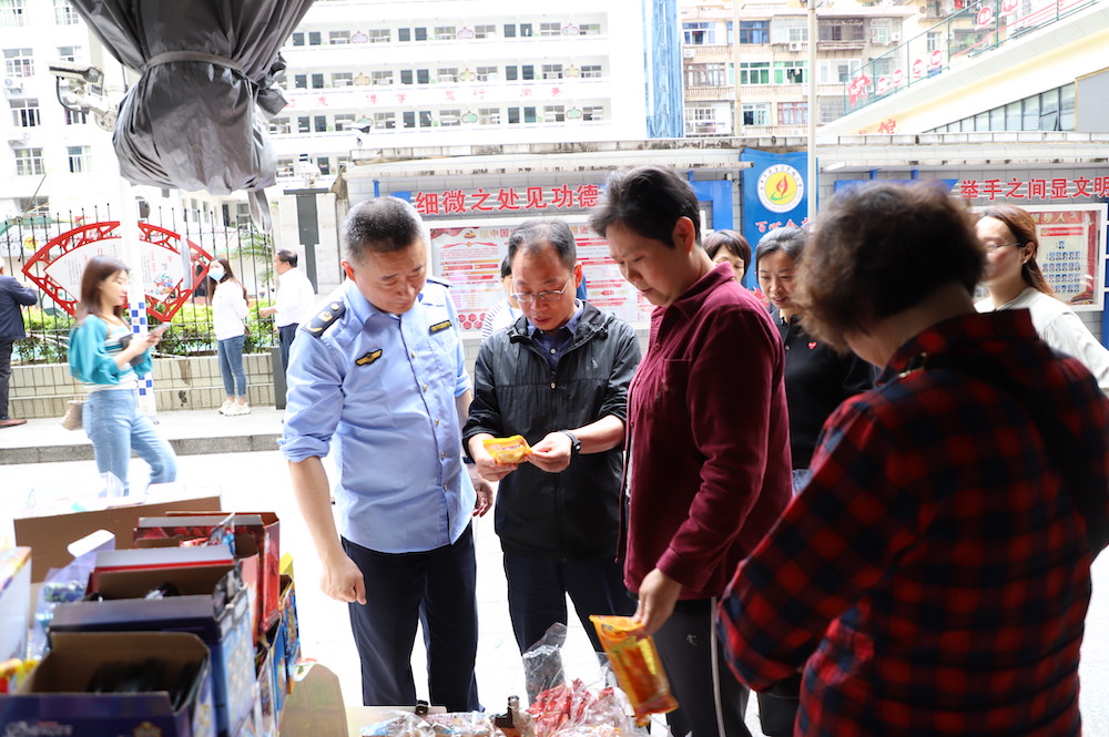 四鶴街道黨工委書記帶隊檢查校園及校園周邊安全,、食品安全 (2)_副本.jpeg