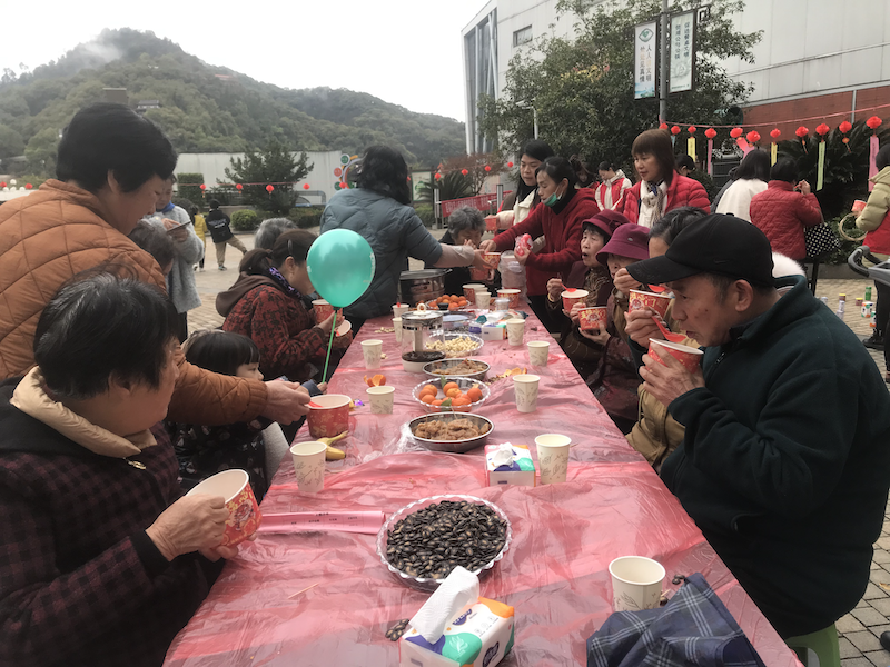 居民們現(xiàn)場邊品湯圓邊開展新春茶話會_副本.png